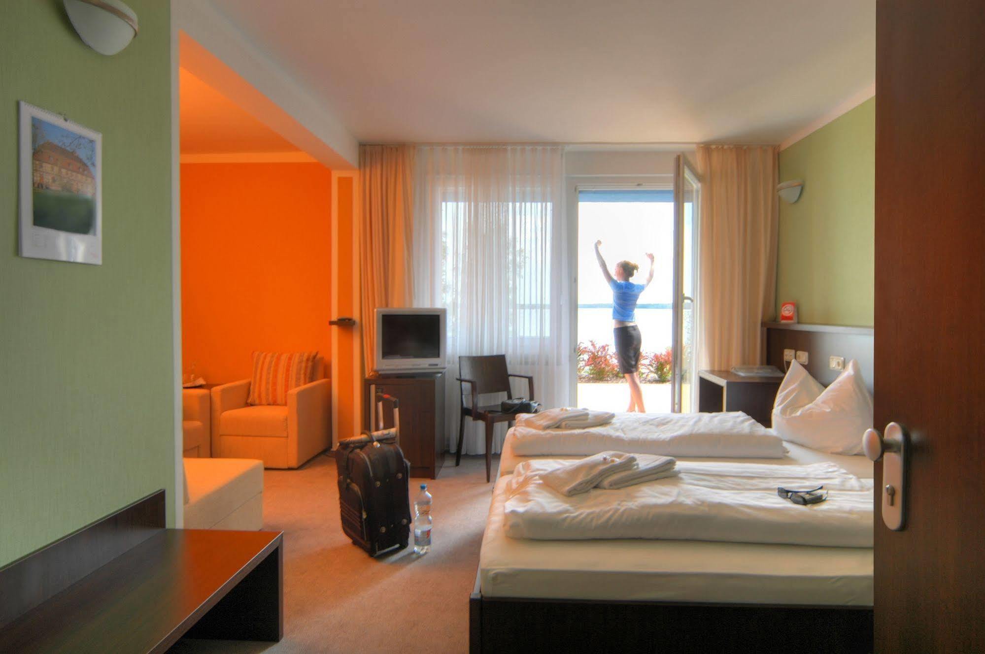 Strandhotel Senftenberger See Bagian luar foto